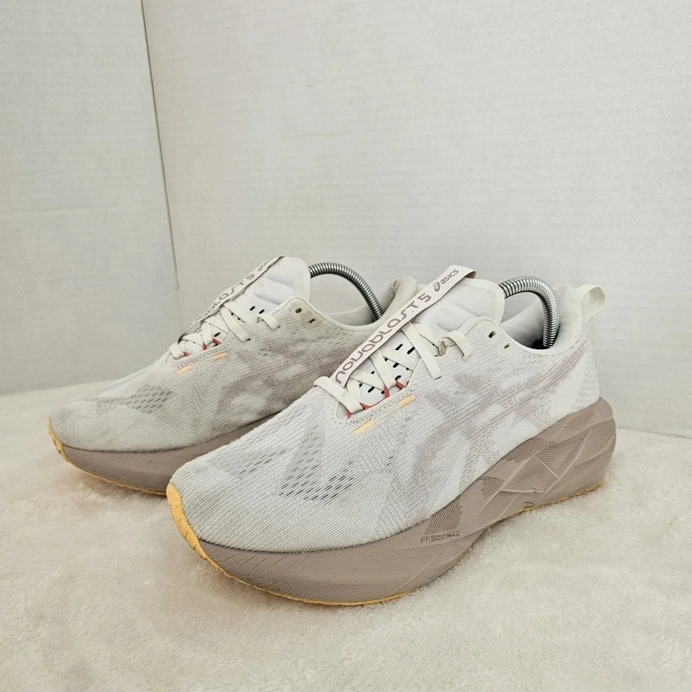 Women's Asics Novablast 5, White/Fawn Size 9 Wide